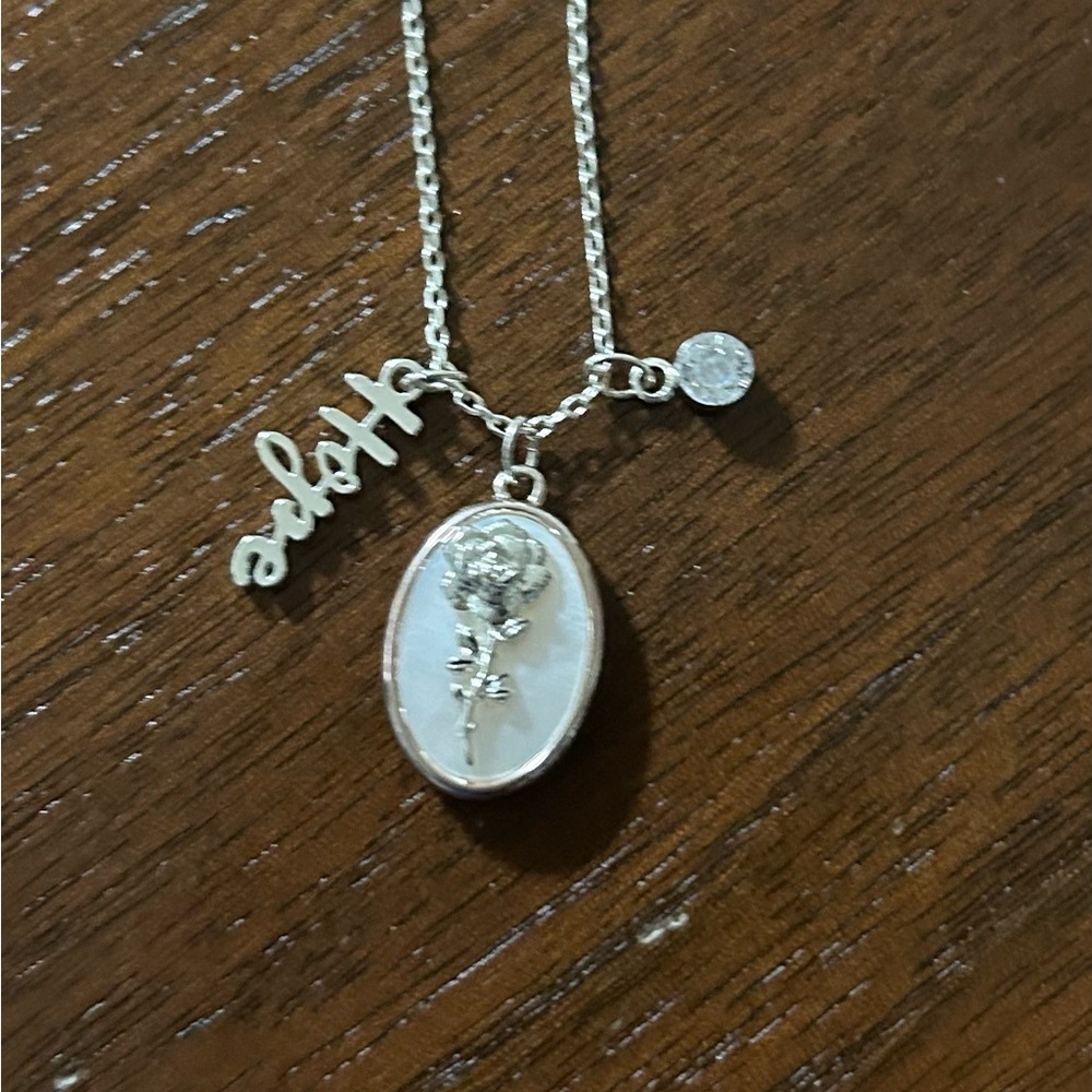 ! Hope Necklace, silver tone, New.
Pretty & Dainty, Breast Cancer